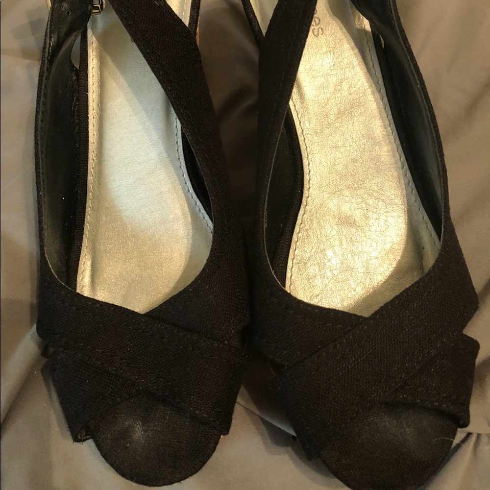 Black wedges